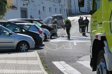 Los bomberos sofocan el incendio de un vehículo en San Juan  (Foto TA)